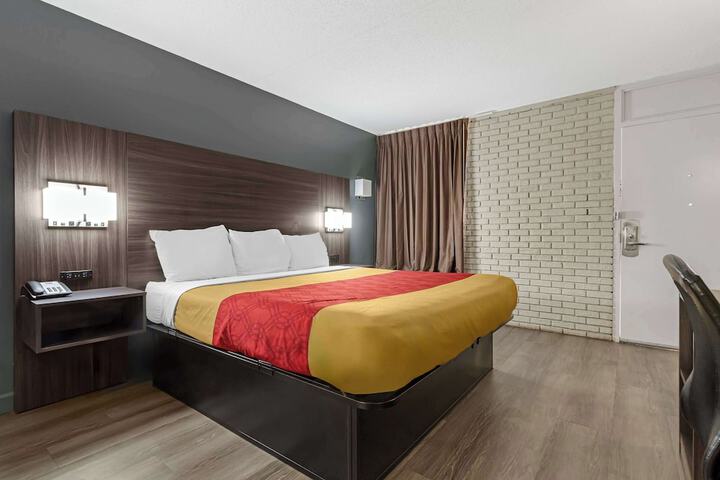 1 King Bed (9 of 15)
