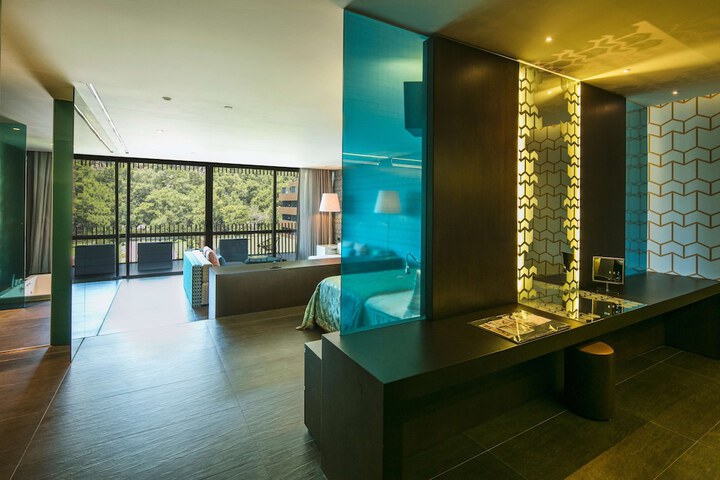 Room 42 of 317
