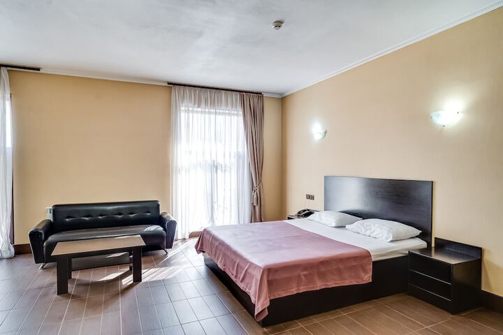 Room 4 of 33