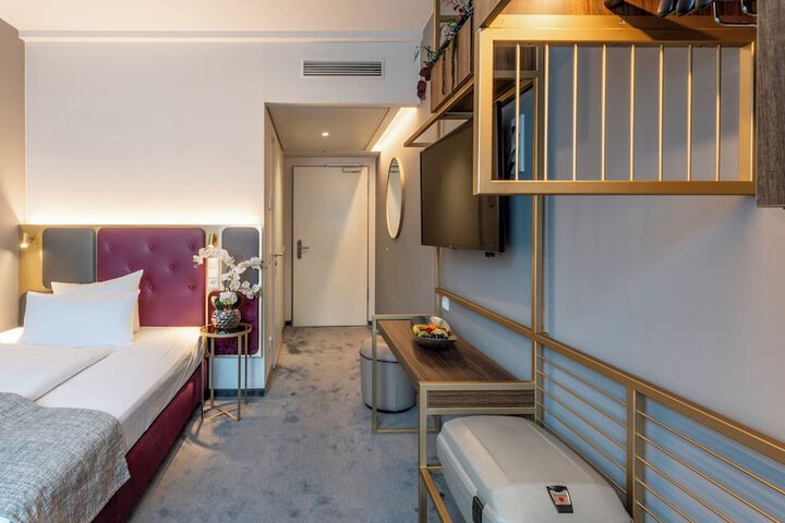 Room 13 of 71
