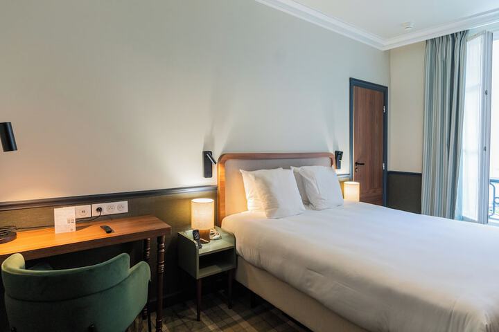 Room 32 of 46