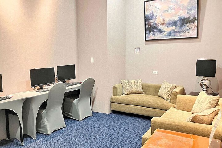 Business Center 79 of 92