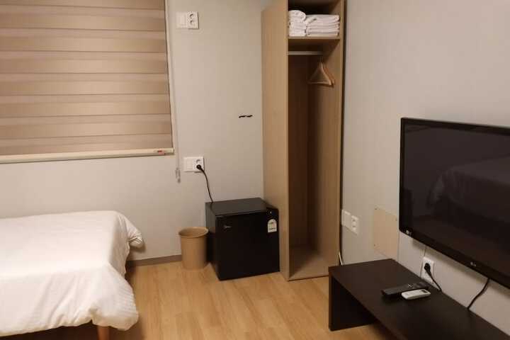 Room 17 of 68