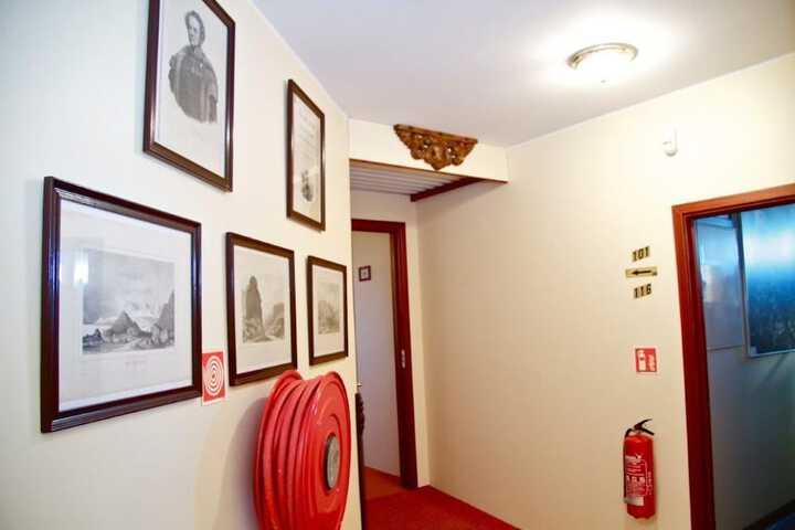 Ballroom/Hall 72 of 78