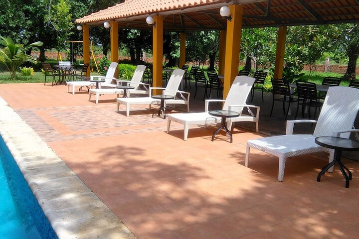 Sundeck 4 of 32