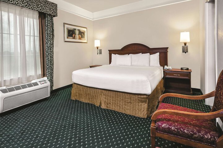 1 King Bed Mobility Hearing Accessible Room Bathtub with Grab Bars (6 of 17)