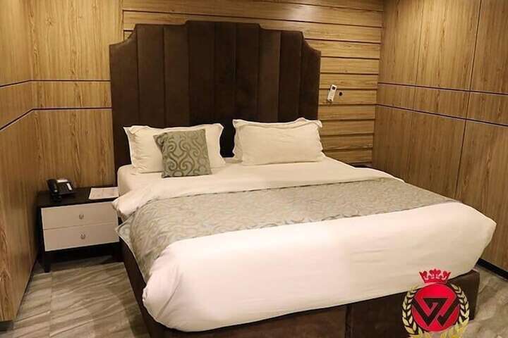 Room 6 of 33
