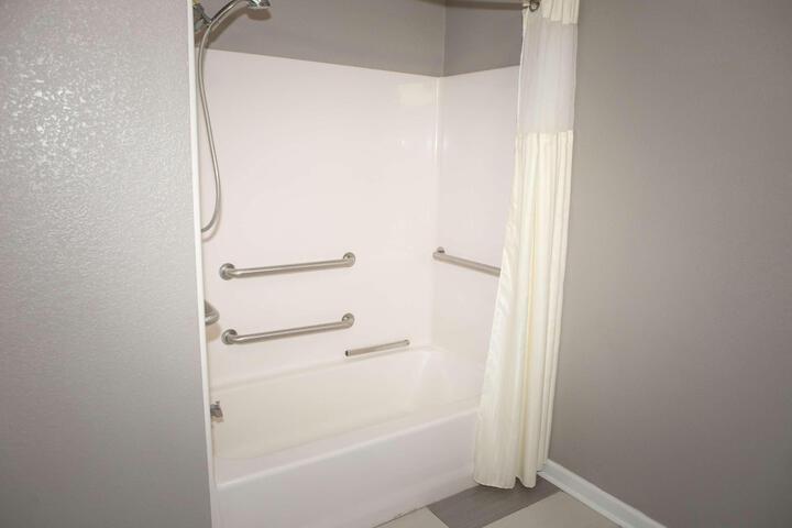 1 King Bed High Speed Internet Accessible Microwave and Refrigerator, Coffee Maker Iron and Ironing Board Hairdryer Full Breakfast (9 of 15)
