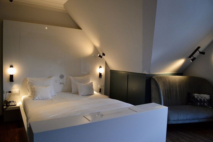 Room 33 of 96
