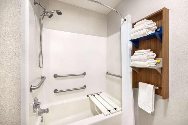 1 Queen Bed Accessible Room (13 of 26)