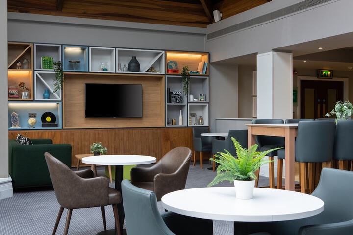 Lounge 47 of 79