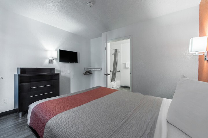 1 Queen Bed (6 of 12)