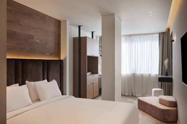 Room 4 of 16