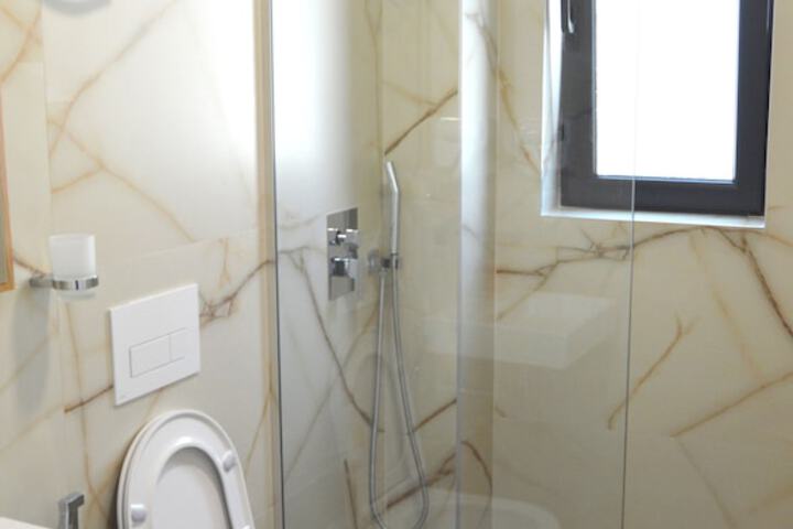 Room 5 of 7