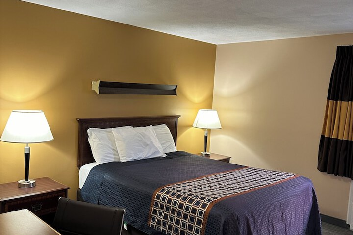 1 Queen Bed (5 of 6)