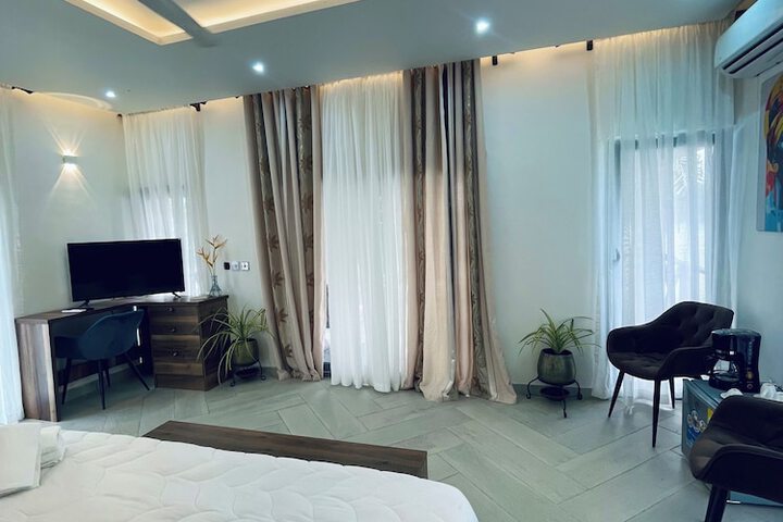Room 2 of 166