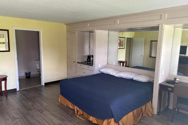 Deluxe Room 1 King Bed (2 of 2)