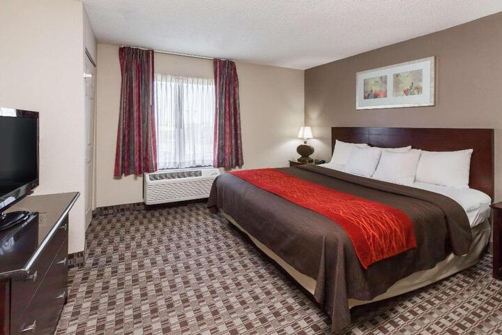 1 Queen Bed (6 of 7)