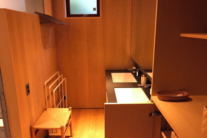 Room 21 of 32