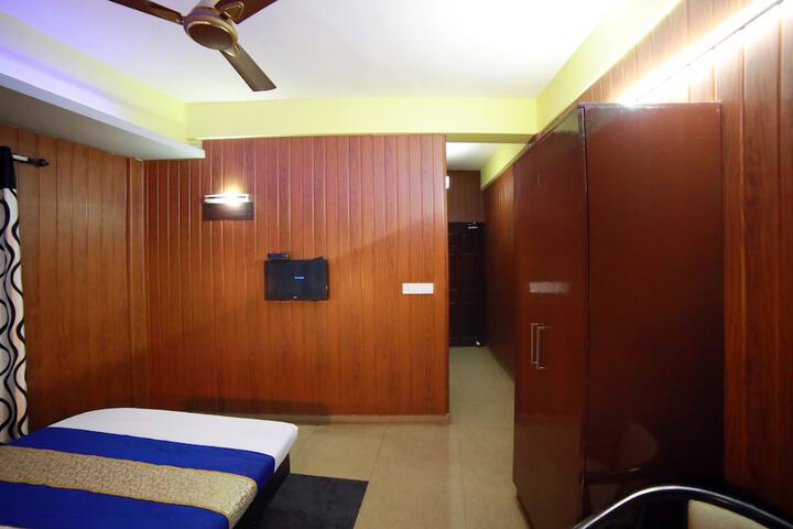 Room 9 of 16