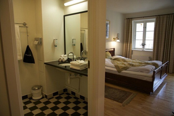 Room 151 of 214