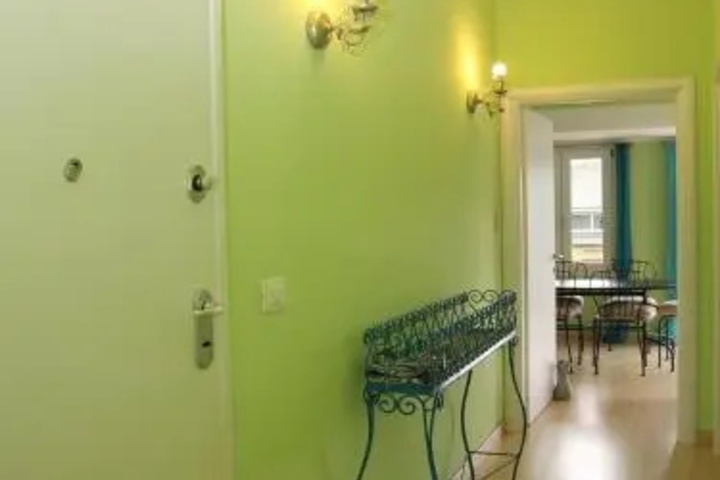 Room 7 of 12
