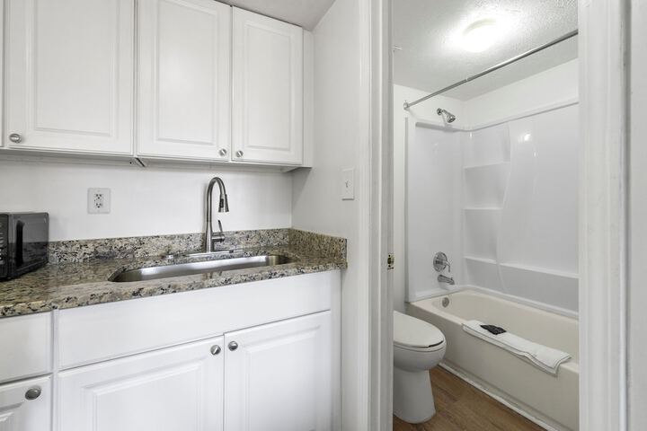 Premium Studio 1 King Bed Kitchenette (7 of 16)