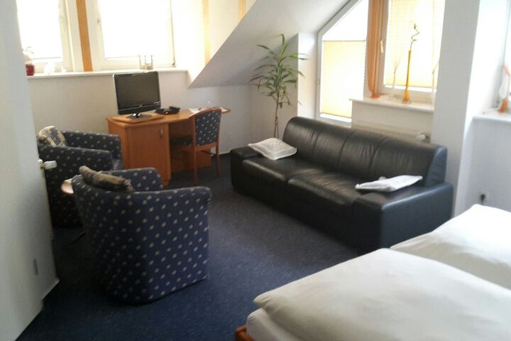 Room 6 of 25