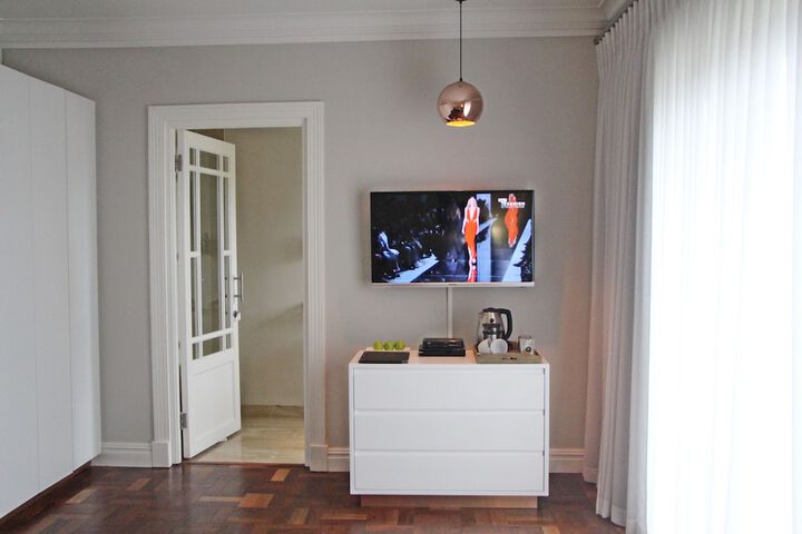 Room 8 of 80