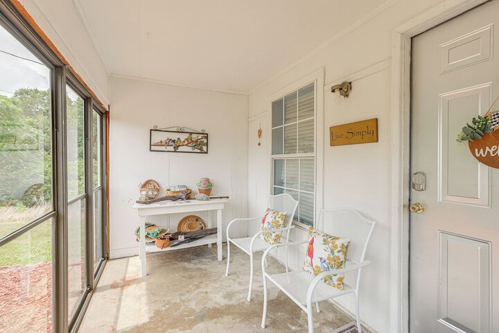 Clanton Cottage w / Charcoal Grill & Porch!