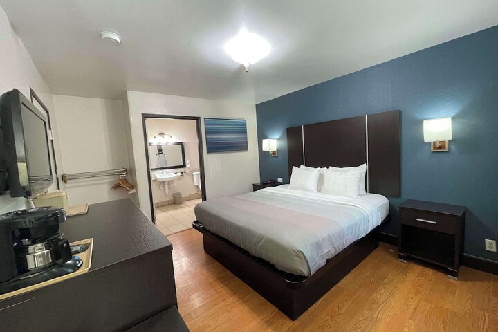 1 King Bed (8 of 14)