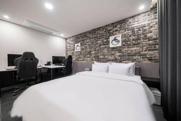 Room 11 of 42