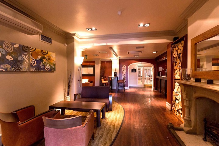 Lounge 27 of 38