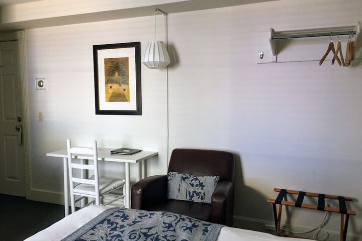 Room 30 of 168