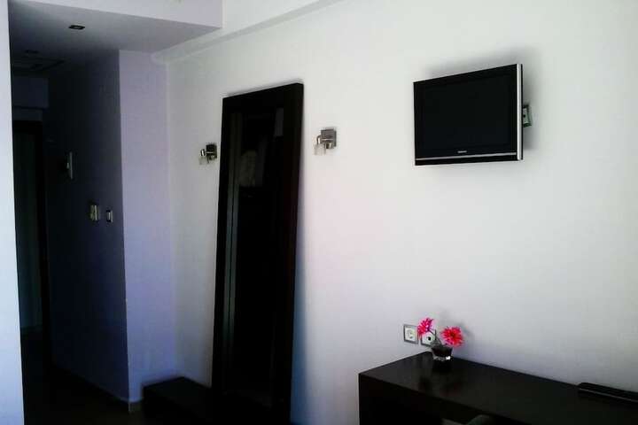 Room 9 of 33