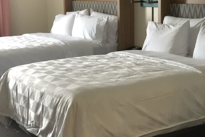1 Queen Bed (6 of 23)
