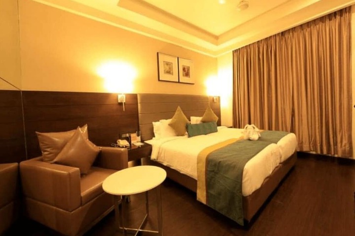 Room 5 of 12