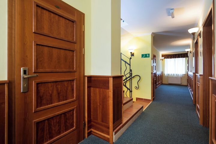 Ballroom/Hall 28 of 33