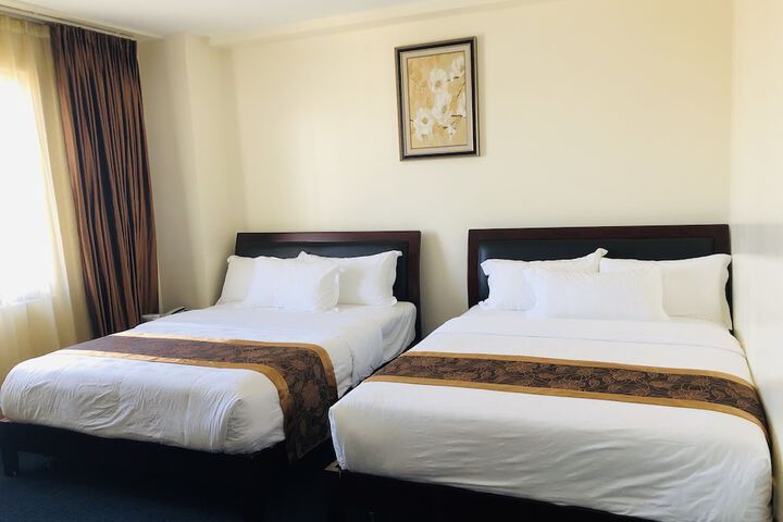 1 Queen Bed (7 of 19)
