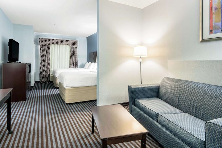 2 Queen Beds (6 of 10)