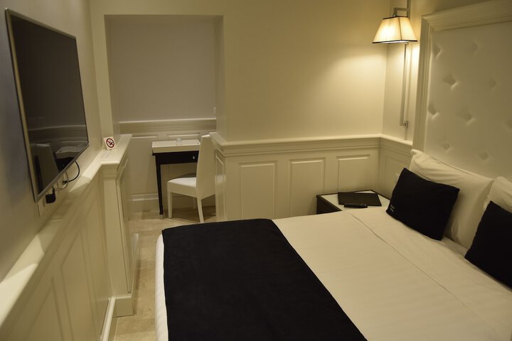 Room 13 of 30