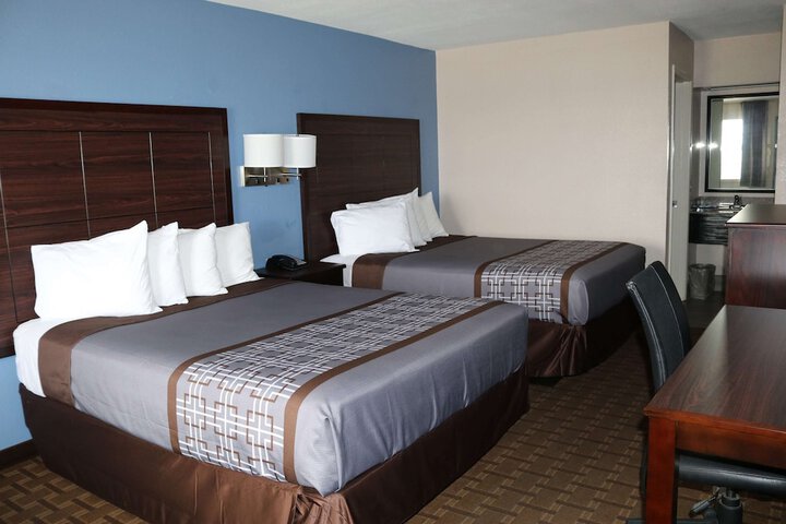 2 Queen Beds High Speed Internet Accessible Microwave and Refrigerator Desk Flat Screen (1 of 6)
