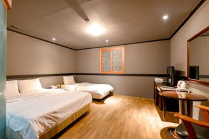 Room 8 of 18