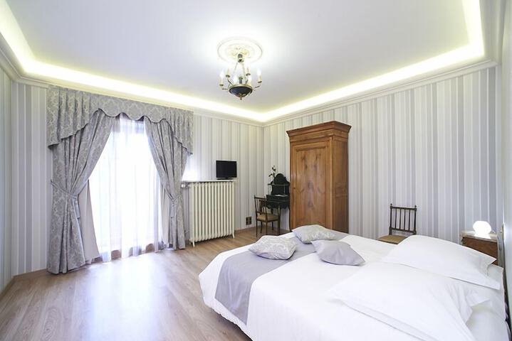 Room 8 of 70