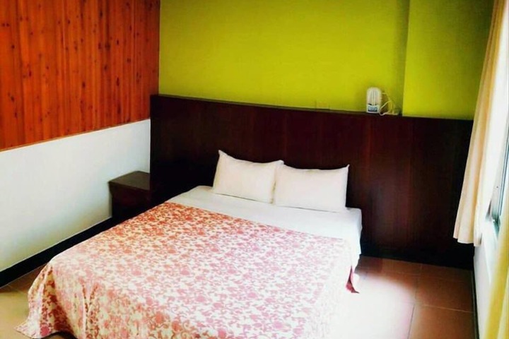 Room 7 of 18