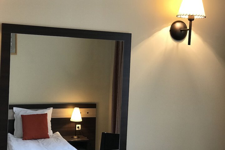 Room 33 of 98
