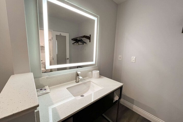 1 Queen Bed | Mob Accessible Roll in Shower Micfridg (24 of 25)