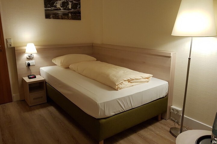 Room 8 of 42