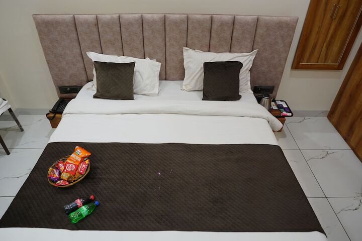 Room 9 of 32