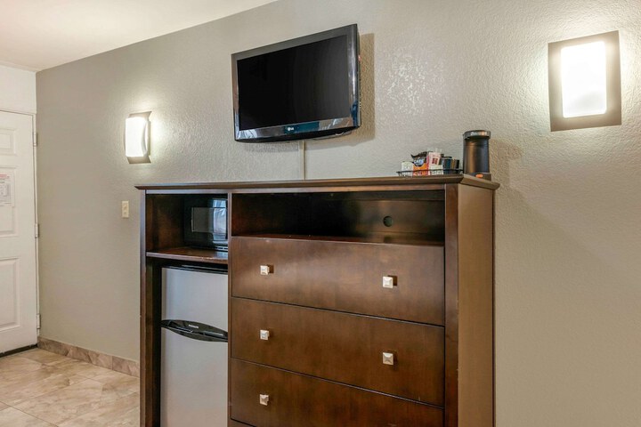 1 King Bed Accessible (17 of 24)